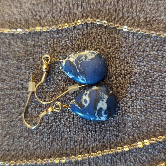 Earrings and necklace - Picture 2 of 4